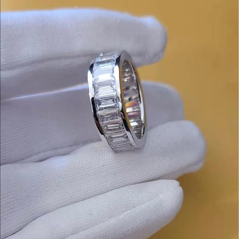 18k white gold 9.6 carats moissanite ring